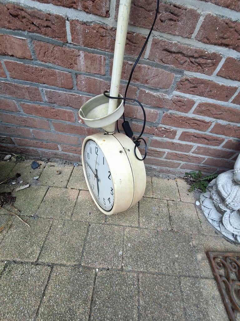 Van Doorn dubbelzijdige klok, Ophalen