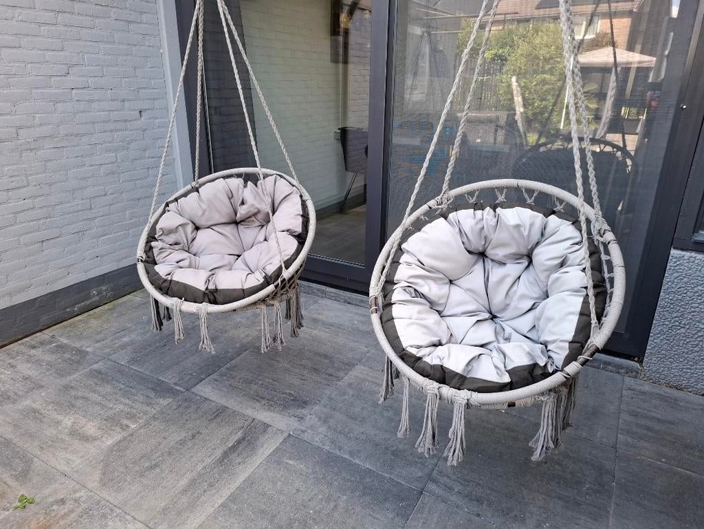 Twee hangstoelen met kussens, Ophalen
