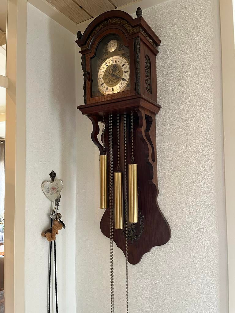 Houten wandklok met gewichten, Ophalen