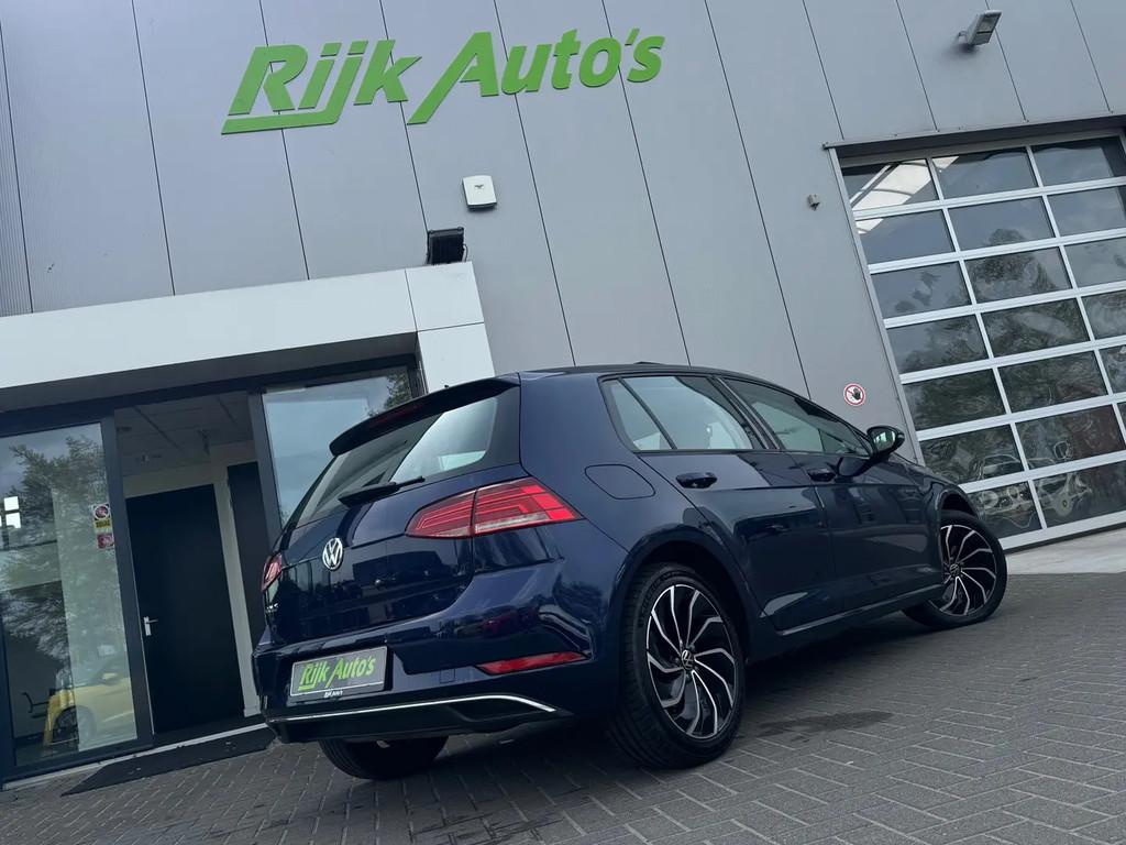 Volkswagen Golf 1.0 TSI * Panoramadak * Camera € 18.945,00, Automaat, Gebruikt, 4 cilinders, Blauw