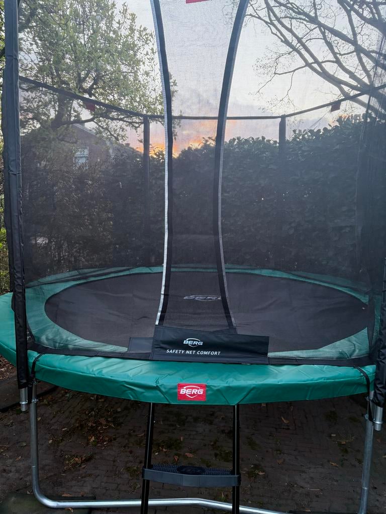 Splinternieuwe Berg Trampoline Favorit 330 incl trappetje, Kinderen en Baby's, Speelgoed | Buiten | Trampolines, Ophalen of Verzenden