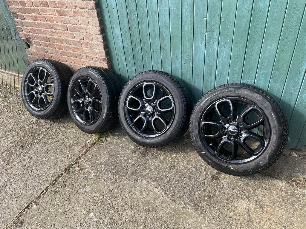 Mooie nette zwarte MINI velgen met winterbanden, Auto-onderdelen, Gebruikt, Velg(en), 16 inch, Personenwagen