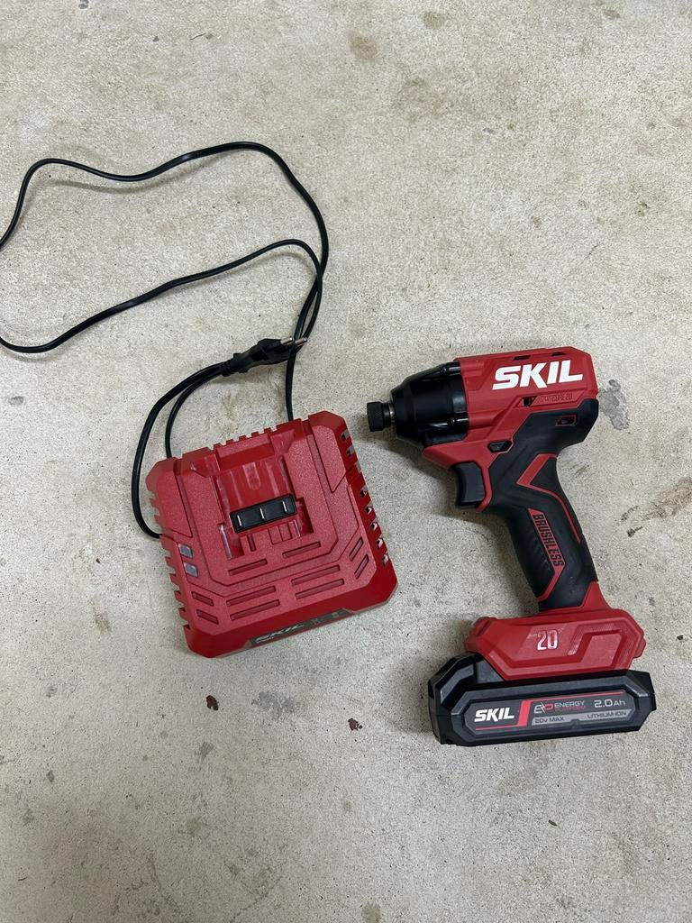 Skil slagschroevendraaier met accu en lader, Doe-het-zelf en Verbouw, Gereedschap | Boormachines, Gebruikt, Variabele snelheid