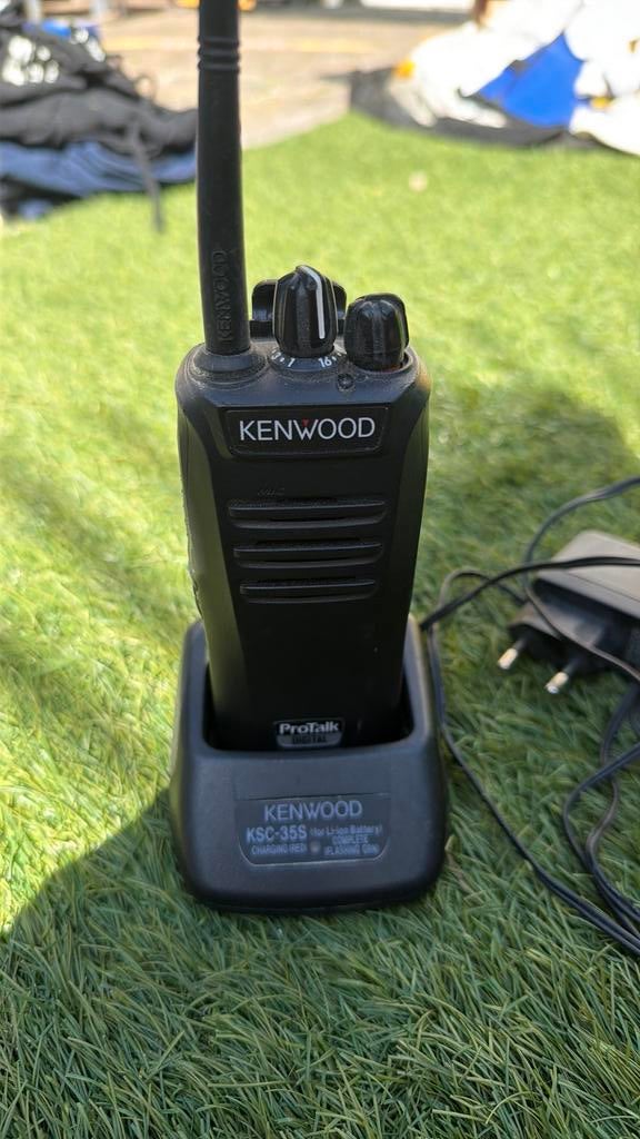 Kenwood ProTalk Digitale Portofoon met lader en Leren Hoes, Gebruikt, Ophalen of Verzenden, Portofoon of Walkie-talkie, Met broekklem