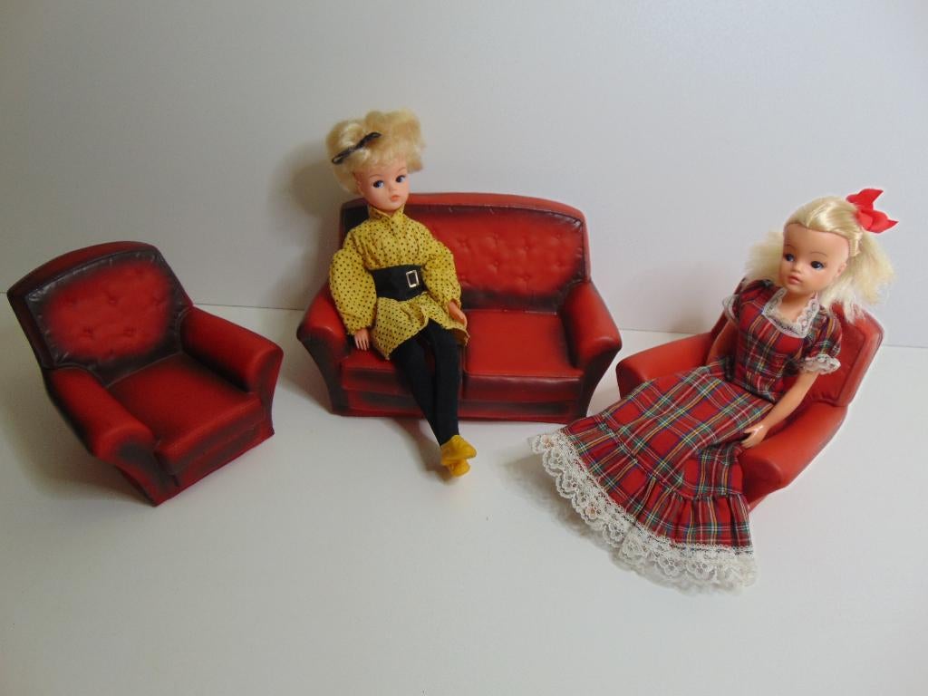 Mooie Rode Sindy bank met fauteuils, Ophalen of Verzenden, Gebruikt, Accessoires