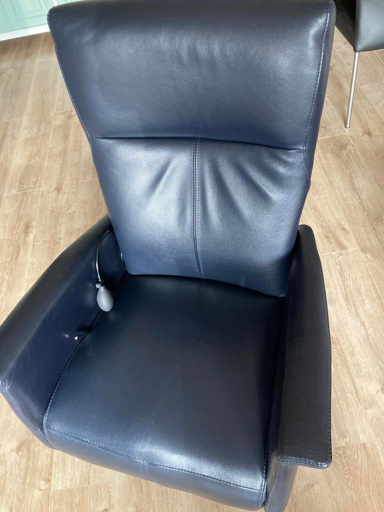 Prominent donkerblauwe relaxfauteuil, Huis en Inrichting, Fauteuils, Minder dan 75 cm, Leer, Ophalen of Verzenden, Zo goed als nieuw