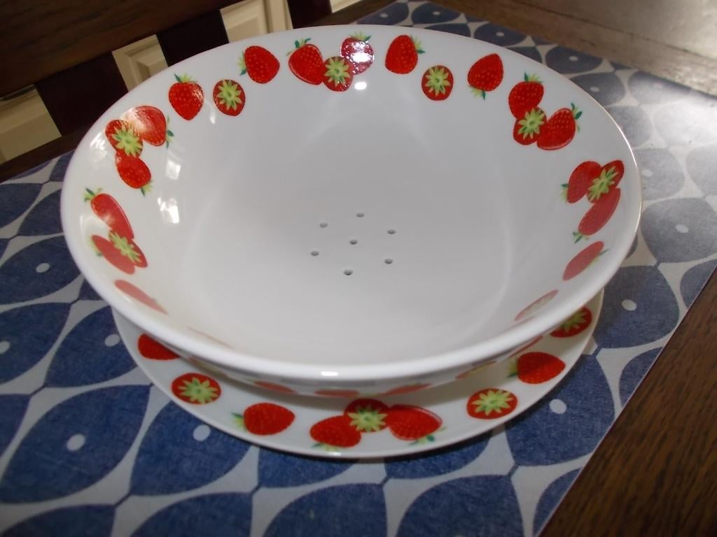 Fruittest aardbeien,uitlekschaal,fruittes., Ophalen of Verzenden, Overige stijlen, Porselein, Schaal of Schalen