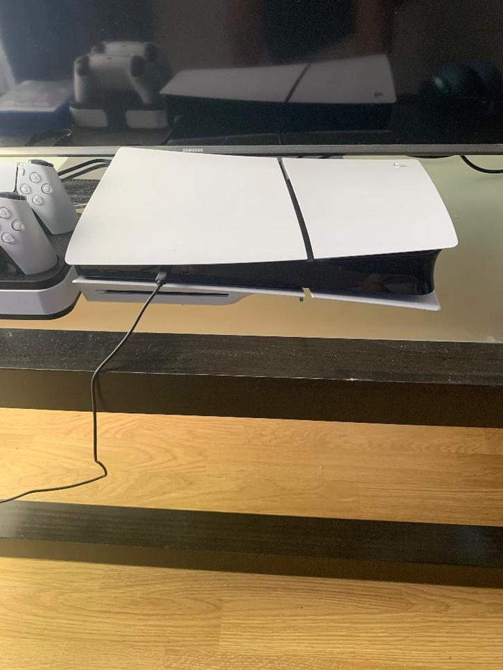 Te koop ZGAN PS5 (Disc Versie) + 2 Controllers, Spelcomputers en Games, Spelcomputers | Sony PlayStation 5, Zo goed als nieuw