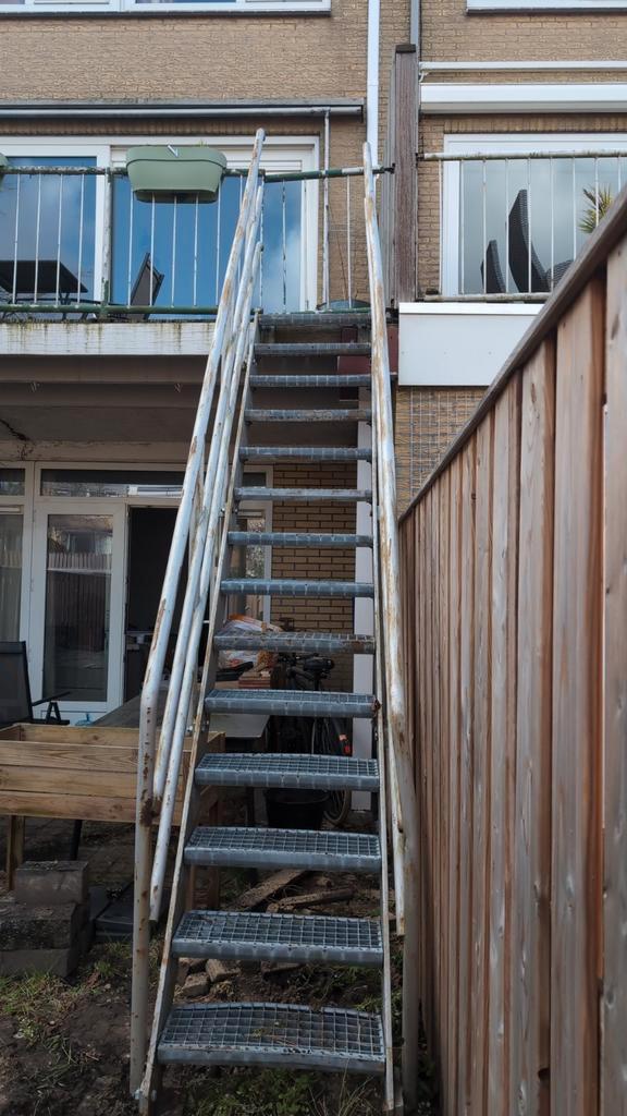 Stalen buitentrap voor tuin of balkon, Doe-het-zelf en Verbouw, Ladders en Trappen, Gebruikt, Trap, 2 tot 4 meter, Ophalen