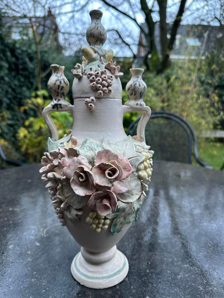 Klassieke keramieken vaas met bloemen en fruit, Overige kleuren, Aardewerk of Porselein, Nieuw, Ophalen of Verzenden