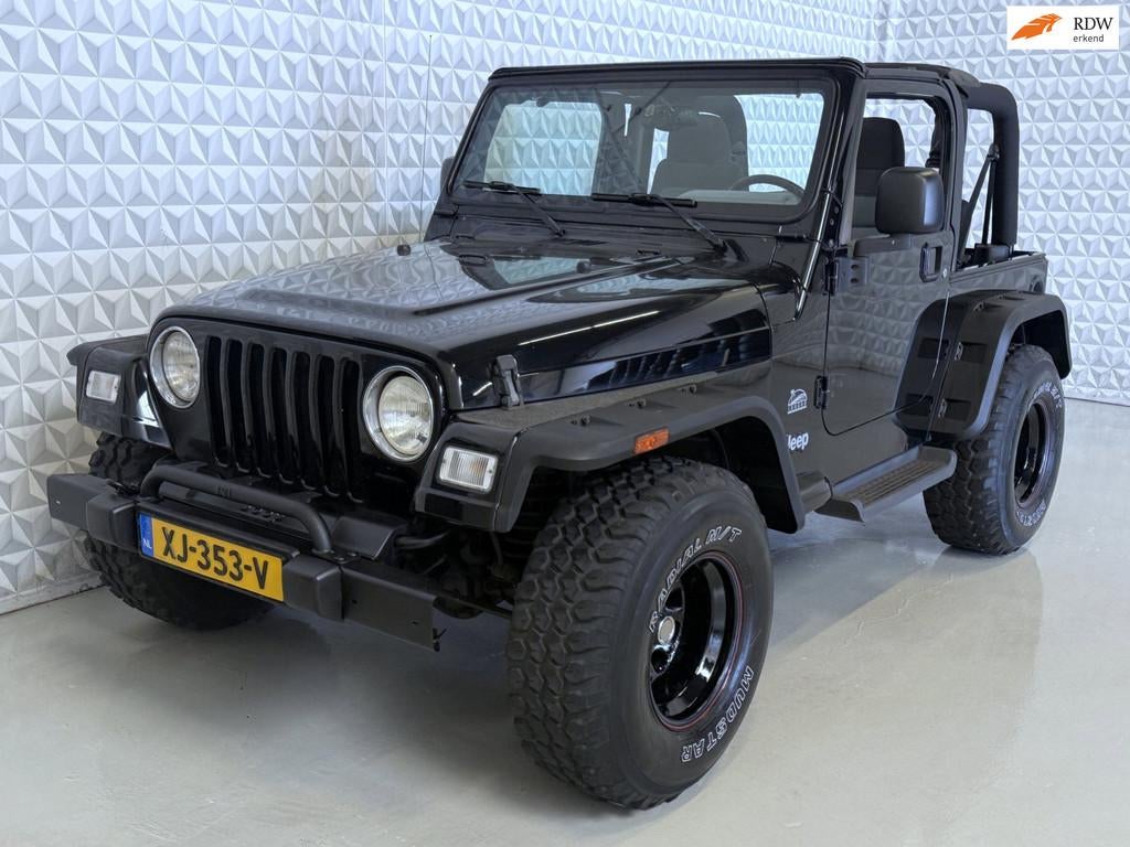 Jeep Wrangler 4.0i Softtop 4X4 Airco / 93.000km (2005), Auto's, Gebruikt, 1920 kg, Zwart, Metallic lak