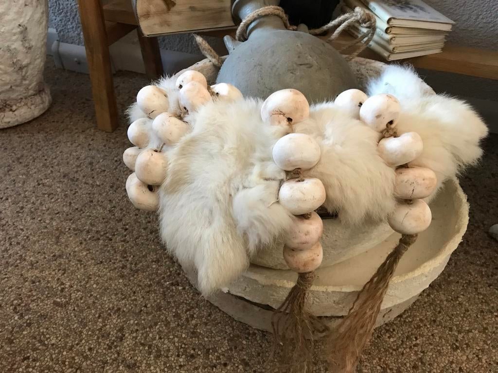 Decoratieve kralenslinger met kwastjes papier mache ,gips, Ophalen of Verzenden, Nieuw