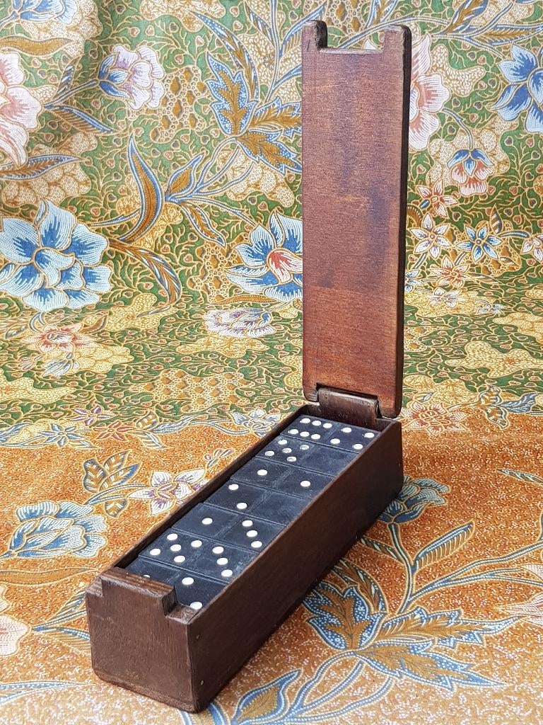 Mooi oud compleet dominospel uit Engeland in een kistje.