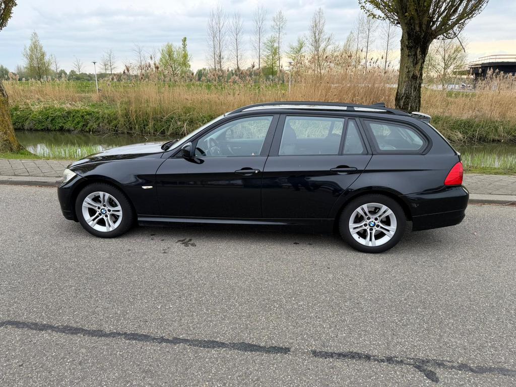 BMW 3-Serie 2.0 318 I Touring 105KW 2009 Zwart, Auto's, BMW, Achterwielaandrijving, Zwart, Origineel Nederlands, Handgeschakeld