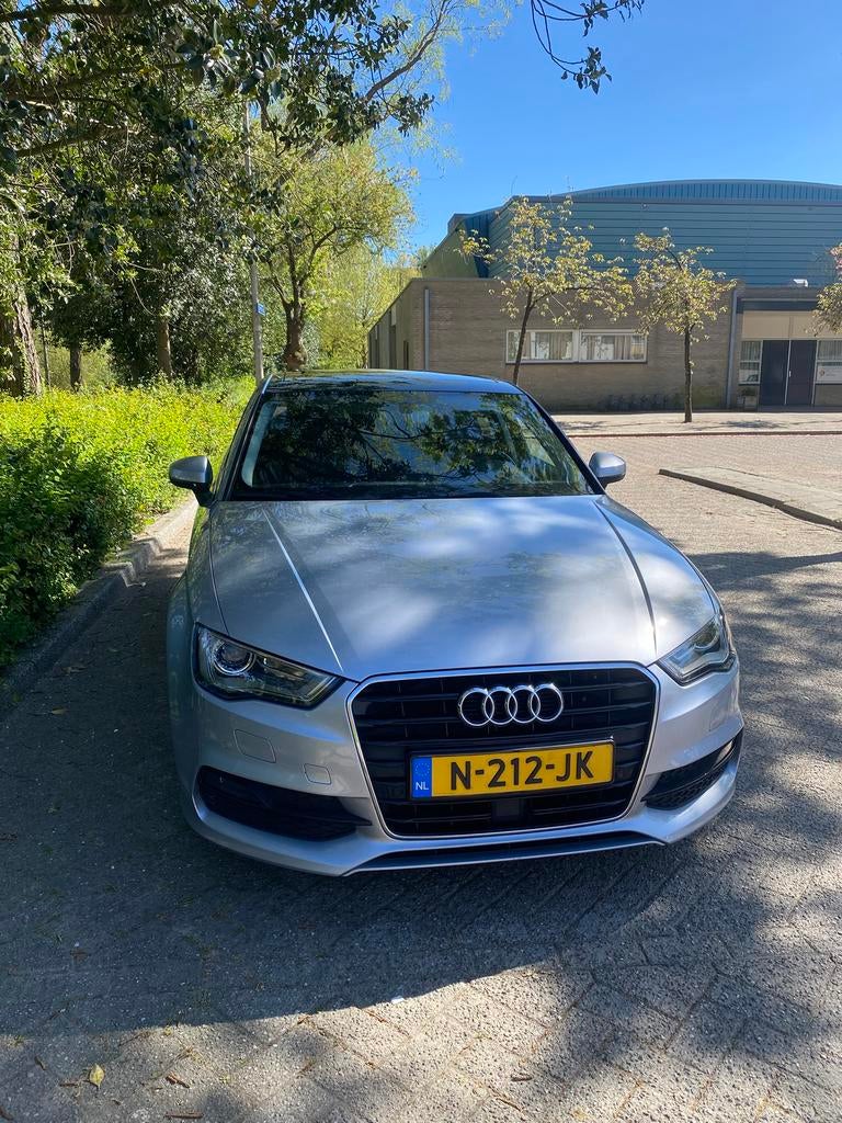 Audi A3 1.6 TDI 81KW Sedan S-tronic 2016 Grijs, Auto's, Audi, 4 cilinders, Leder, Diesel, Lichtsensor