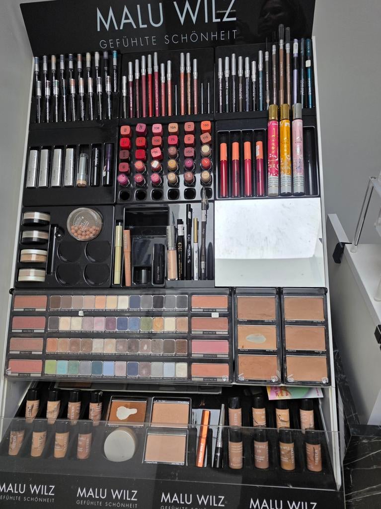 Grote Malu Wilz Display met inclusief Testers voor Salon, Ophalen, Gehele gezicht, Zwart, Zo goed als nieuw