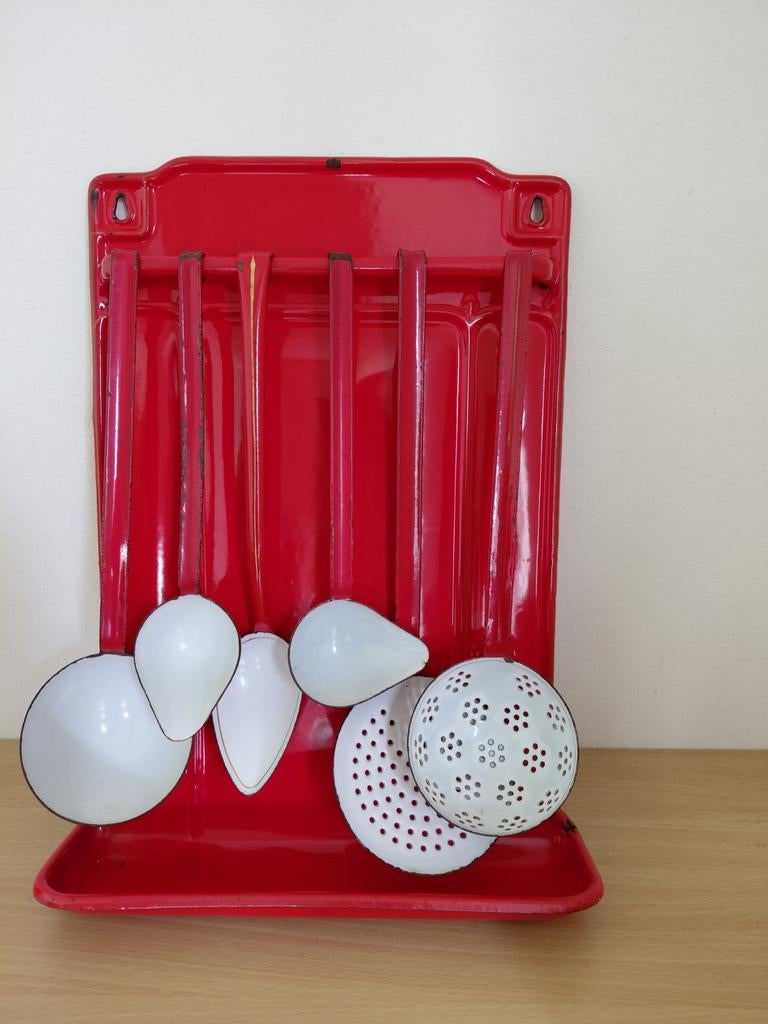 Vintage rood emaille opscheplepel rek met bestek, Antiek en Kunst, Ophalen