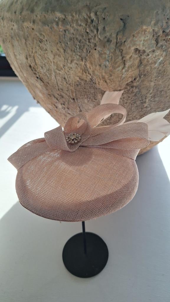 Fascinator beige, Kleding | Dames, Hoeden en Petten, Ophalen of Verzenden, Nieuw, One size fits all