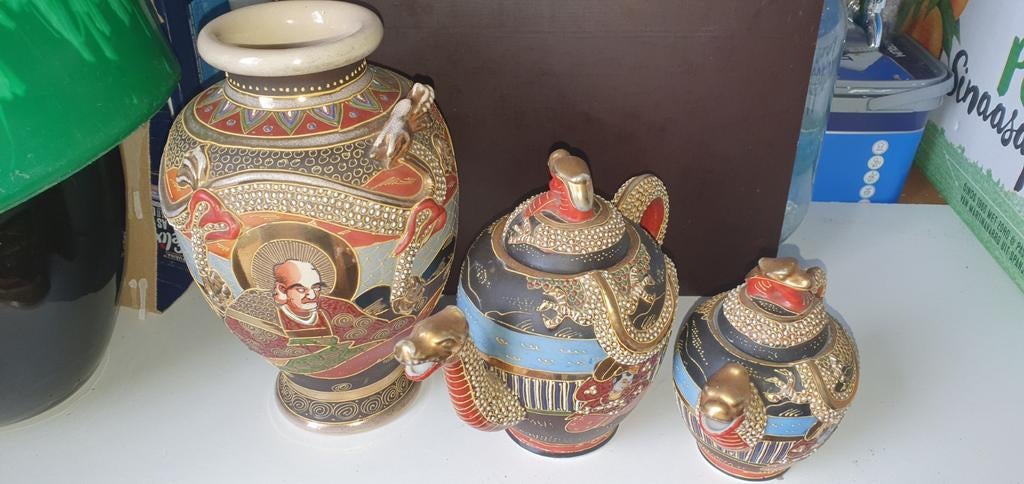 Set van 3 Japanse Satsuma vazen met draken en figuren, Antiek en Kunst, Ophalen