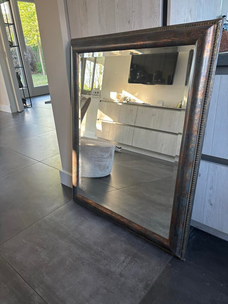 Grote spiegel met sierlijke lijst, Gebruikt, 100 tot 150 cm, Ophalen of Verzenden, 75 tot 100 cm