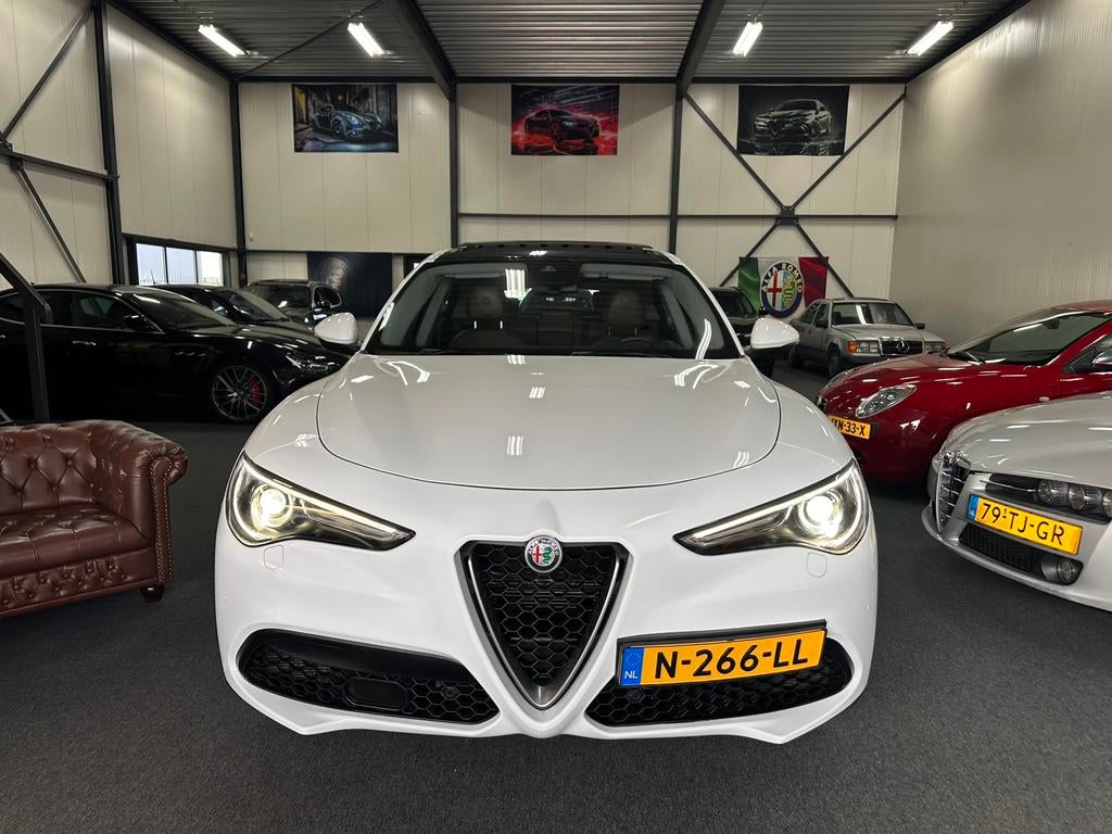 Alfa Romeo Stelvio 2.0 202PK AT AWD 2017 Panoramadak 20 inch, Auto's, Alfa Romeo, Automaat, 1995 cc, 2000 kg, Leder en Stof