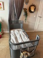 Sebra Kili meegroeibed (grijs) + matrassen + accessoires, Kinderen en Baby's, Kinderkamer | Bedden, Gebruikt, 70 tot 85 cm, 140 tot 160 cm