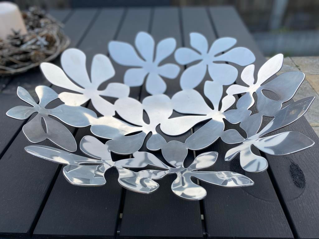 Metalen schaal in bloemvorm, Huis en Inrichting, Woonaccessoires | Schalen en Manden, Overige materialen, Schaal, Ophalen of Verzenden