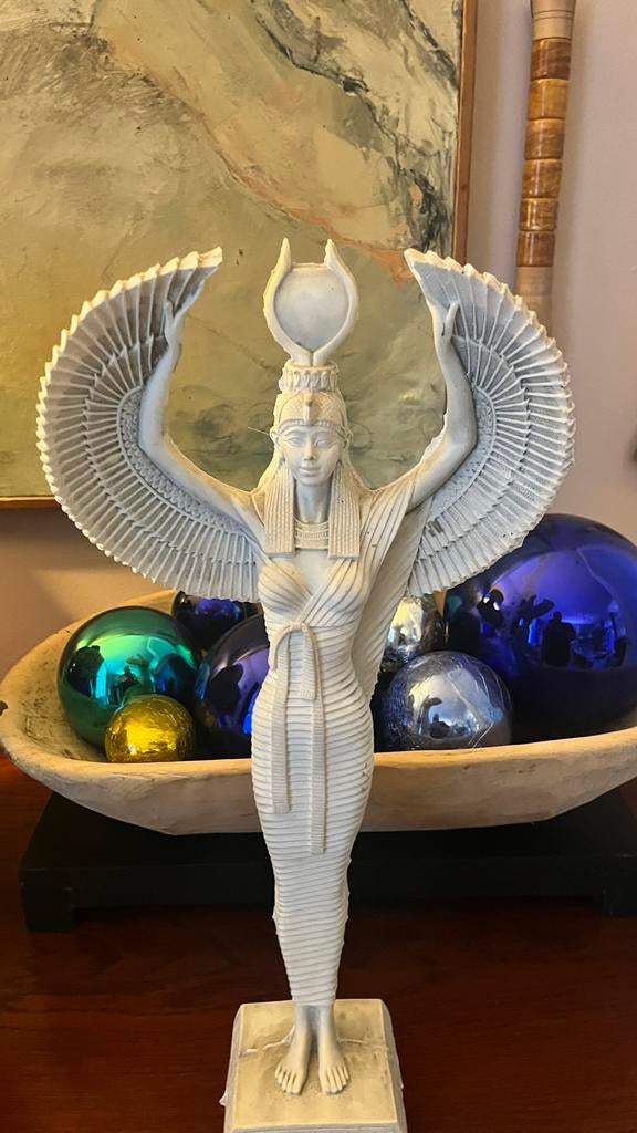 Gipsen beeld Egyptische godin Isis - 50cm hoog, Antiek en Kunst, Ophalen, Gips, 50 - 100 cm, Beeld