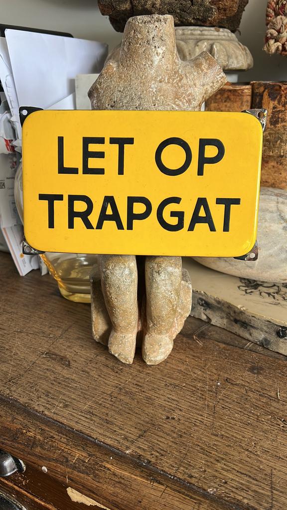 MOOI OUD EMAILLE BORDJE “LET OP TRAPGAT “