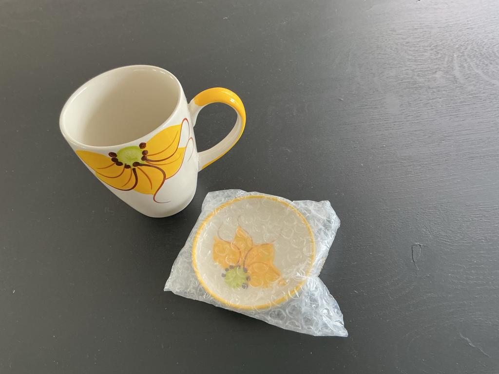 Mok zonnebloem geel met schaaltje, Huis en Inrichting, Keramiek, Nieuw, Ophalen of Verzenden, Overige stijlen