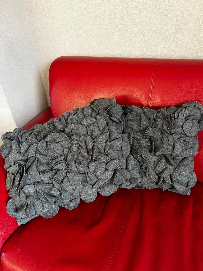 2 HINCK donkergrijze vilt kussens, netjes en rookvrij, Huis en Inrichting, Ophalen of Verzenden, Gebruikt, Grijs, Rechthoekig