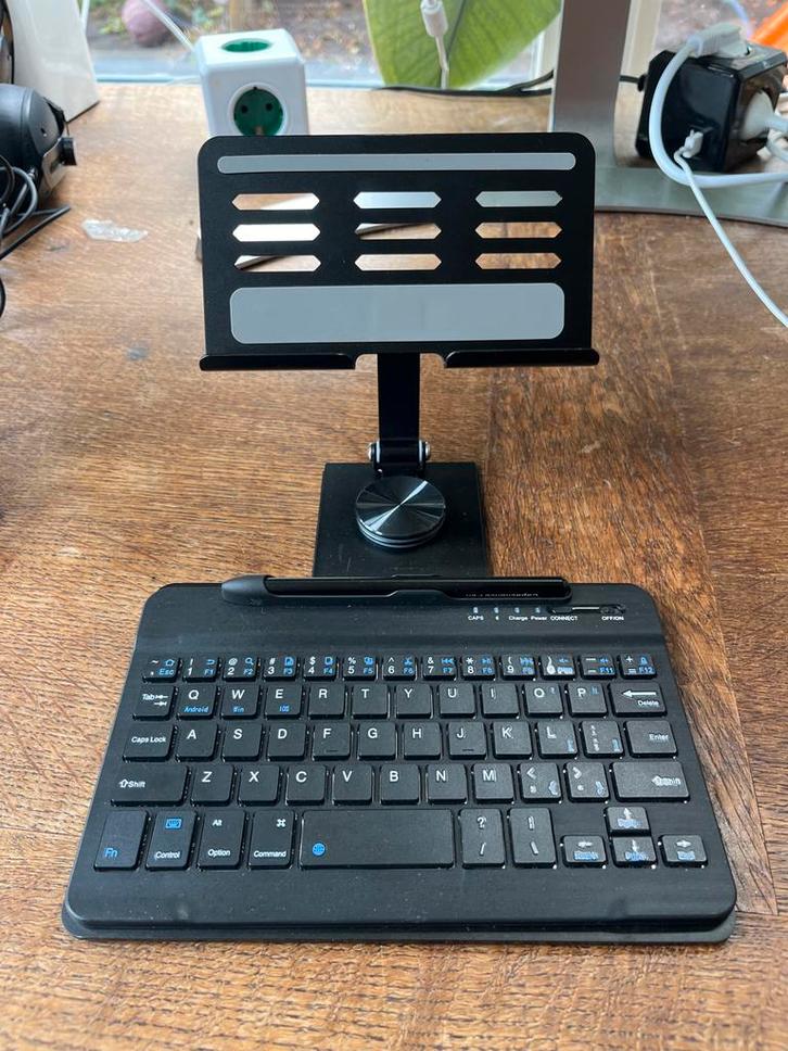 Universele Tablet Standaard met Bluetooth Toetsenbord, Computers en Software, Tablet-hoezen, Zo goed als nieuw, Overige typen