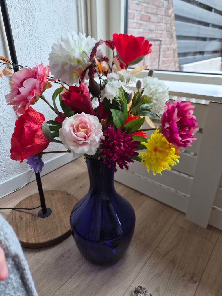 Vaas met kleurrijk boeket kunstbloemen, Huis en Inrichting, Woonaccessoires | Vazen, Ophalen, Gebruikt, Overige kleuren, 50 tot 75 cm