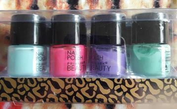 Leuk setje met 4 pastelkleurige nagellakjes beschikbaar voor biedingen