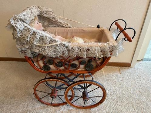 Antieke kinderwagen met porseleinen pop, Verzamelen, Poppen, Zo goed als nieuw, Pop, Ophalen