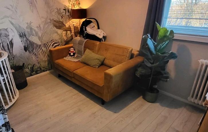 🛋️ Okergele Velvet Bank “Bristol” van Leen Bakker, Huis en Inrichting, Banken | Bankstellen, Zo goed als nieuw, Tweepersoons