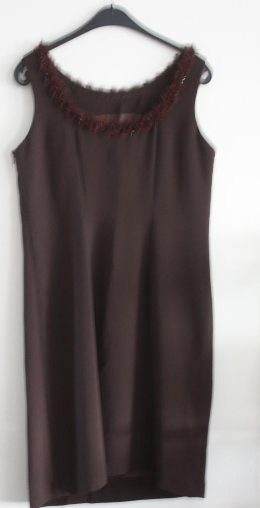 nette bruine jurk met bewerkte hals maat 42, Kleding | Dames, Jurken, Gedragen, Maat 42/44 (L), Bruin, Knielengte, Ophalen of Verzenden