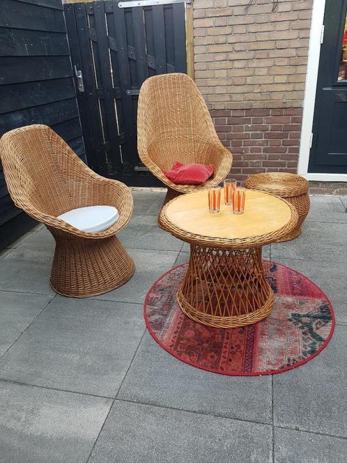 Rieten set 2x Fauteuil + Tafel + Hocker. Vintage jaren 60-70, Huis en Inrichting, Stoelen, Gebruikt, Twee, Riet of Rotan, Bruin