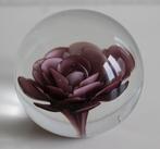 Glazen bol, presse papier met aubergine-kleurige bloem, Ophalen of Verzenden