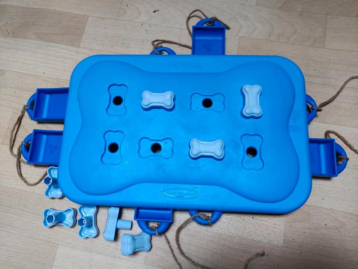 2x Hondenpuzzel - Dog Brick en Dog Casino (oude versies), Dieren en Toebehoren, Hondenspeelgoed, Gebruikt, Intelligentiespeelgoed