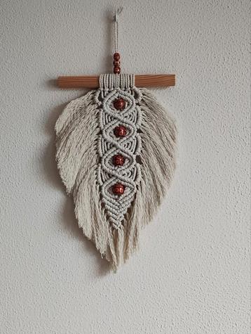Macramé wandhanger / veer met houten kralen. Sisters Forever beschikbaar voor biedingen