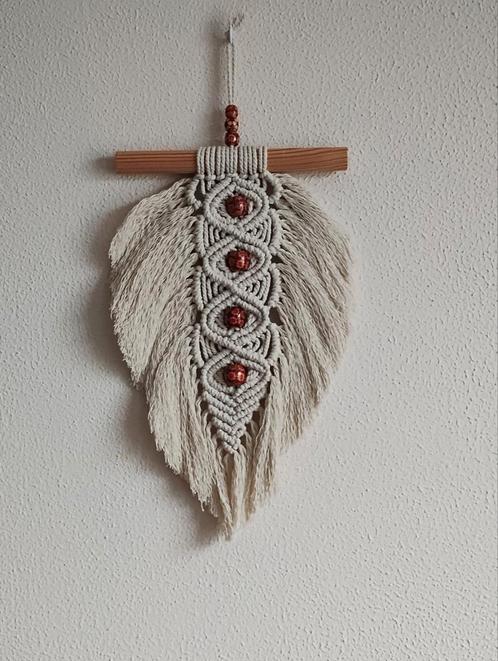 Macramé wandhanger / veer met houten kralen. Sisters Forever, Huis en Inrichting, Woonaccessoires | Overige, Nieuw, Ophalen of Verzenden