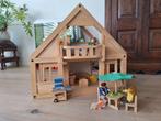 Houten poppenhuis met poppetjes en inrichting van Plan Toys, Ophalen, Gebruikt, Poppenhuis