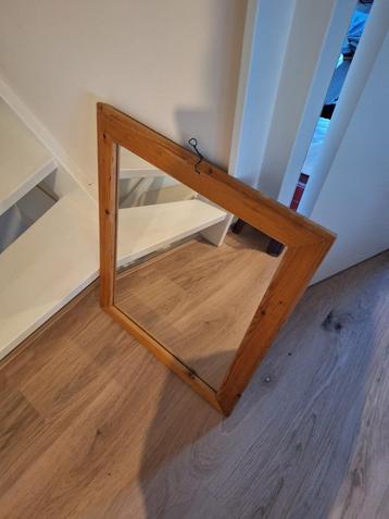 Spiegel in houten lijst beschikbaar voor biedingen