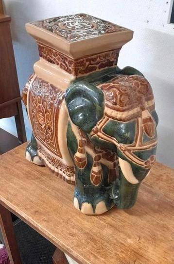 Olifant beschikbaar voor biedingen