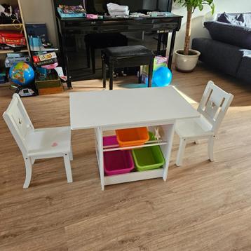 Kinder tafeltje met stoelen beschikbaar voor biedingen
