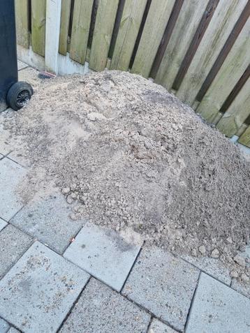 Gratis af te halen, halve kuub wit zand, kruiwagen aanwezig  beschikbaar voor biedingen