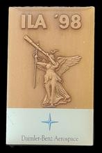 Daimler Benz ILA '98 pin, Verzamelen, Speldjes, Pins en Buttons, Verzenden, Nieuw, Transport, Speldje of Pin