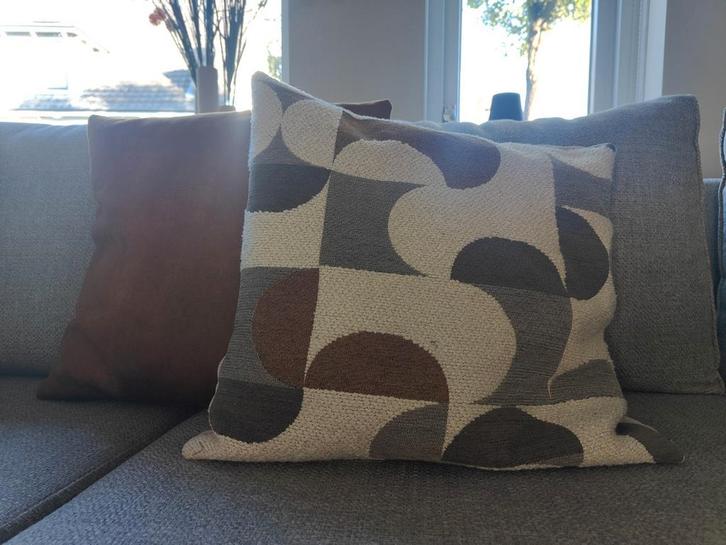 Boucle teddy retro print kussen crème taupe en uni cognac, Huis en Inrichting, Woonaccessoires | Kussens, Zo goed als nieuw, Beige