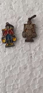 hangertjes van boer en boerin met emmers, Verzamelen, Speldjes, Pins en Buttons, Ophalen of Verzenden, Gebruikt, Overige onderwerpen